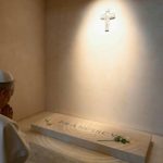 Papst Leo XIV. besucht Grab von Vorgänger Franziskus und betet