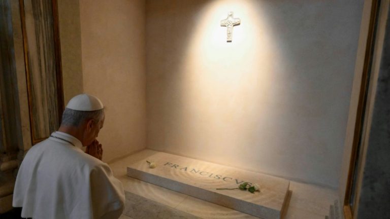 Papst Leo XIV. besucht Grab von Vorgänger Franziskus und betet