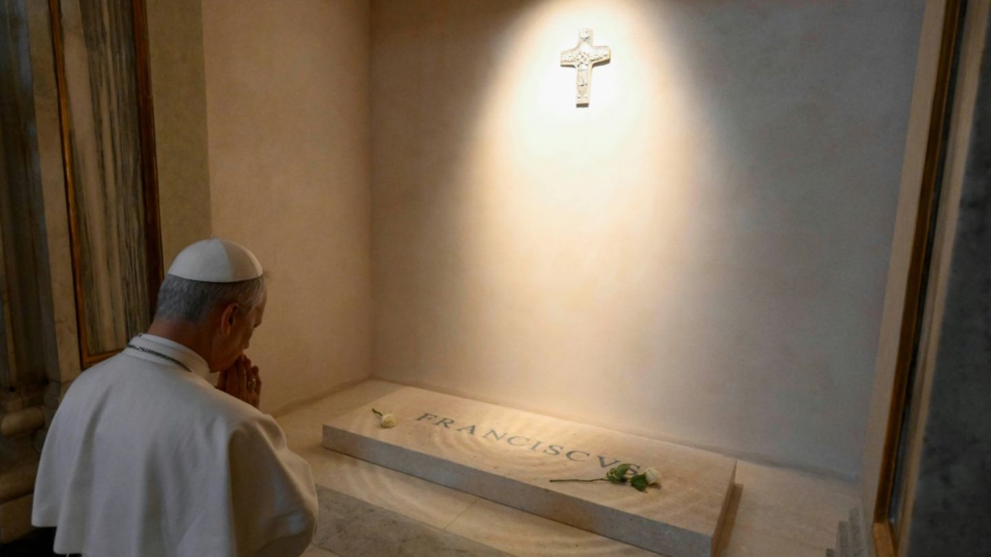 Papst Leo XIV. besucht Grab von Vorgänger Franziskus und betet