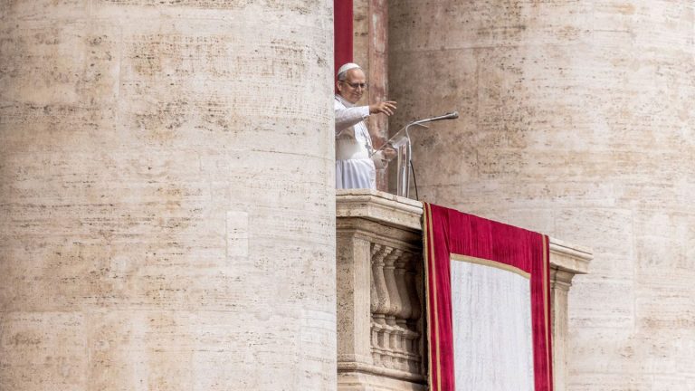 Vatikan: Neuer Papst Leo XIV. mahnt: "Nie wieder Krieg!"
