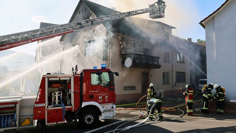 Landkreis Miltenberg: Feuerwehr findet tote Person bei Brand in Mehrfamilienhaus