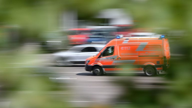 Blaulichteinsatz: Auto überschlägt sich mehrmals - Mutter und Kinder verletzt