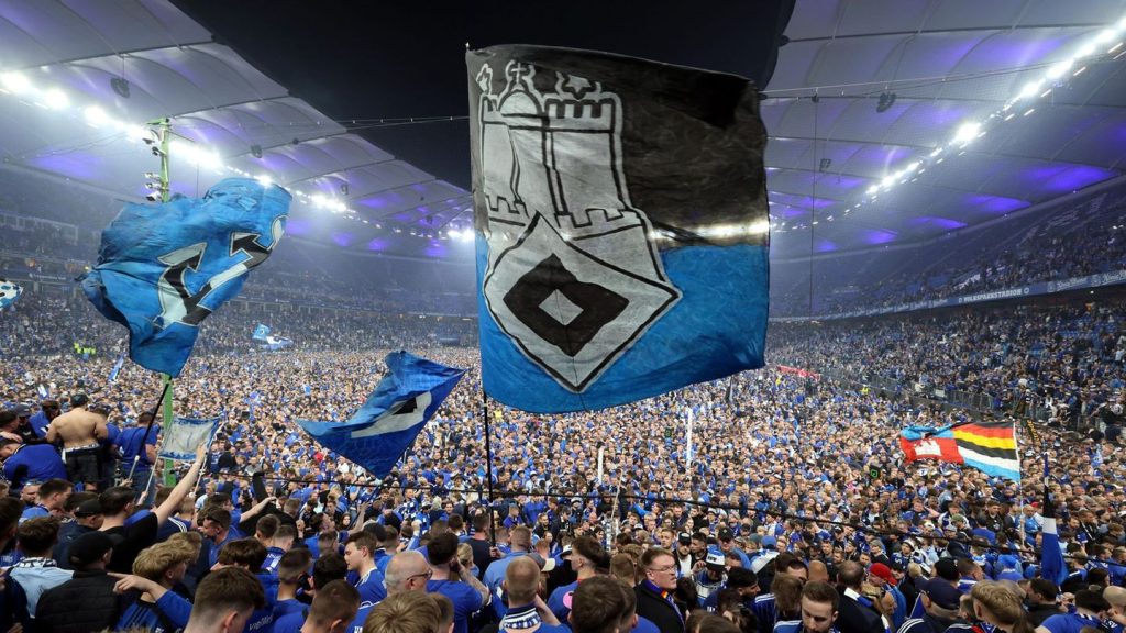 2. Fußball-Bundesliga: Feuerwerk, Bierdusche, Autokorso: HSV feiert den Aufstieg