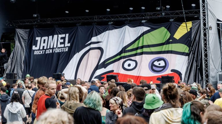 Gebührenstreit: "Jamel rockt den Förster" unterliegt in Eilverfahren