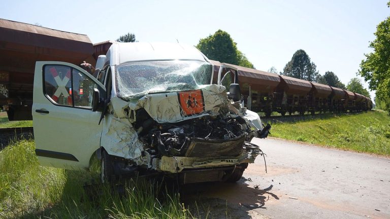 Unfall im Landkreis Diepholz: Schulbus und Zug stoßen zusammen - Schülerin schwer verletzt