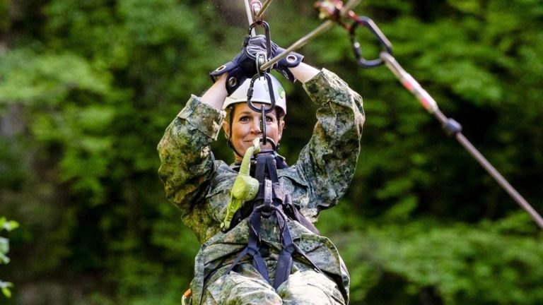 Máxima der Niederlande: In Tarnkleidung an der Seilrutsche