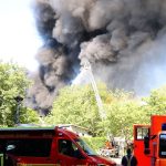 Einsatz der Feuerwehr: Feuer in Schulzentrum in Erkrath - große Rauchwolke