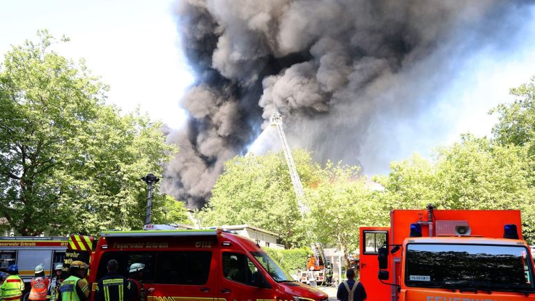 Einsatz der Feuerwehr: Feuer in Schulzentrum in Erkrath - große Rauchwolke