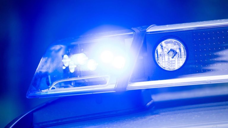 Polizeieinsatz in Bremen: Mann mit Kind droht mit Messer in Bremer Supermarkt