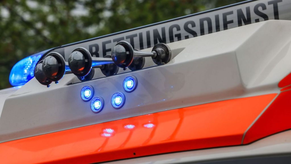 Kreis Gütersloh: Mann prallt mit Rad gegen Pferdeanhänger - in Lebensgefahr