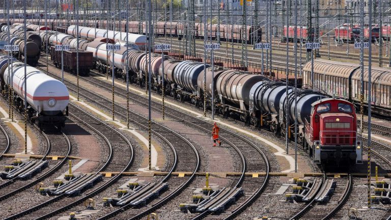Bahnverkehr: Neue Güterzugstrecke soll für pünktliche Personenzüge sorgen