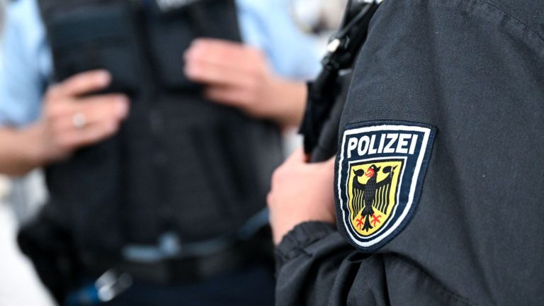 München: Streit in S-Bahn: Mann verletzt Unbekannten mit Küchenmesser