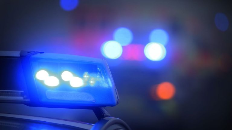 Unfälle: Auto fährt auf Lastwagen auf - Fahrer schwer verletzt
