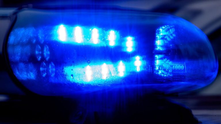 Verkehr: Lkw liegt quer auf A24 - Vollsperrung