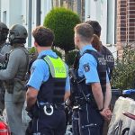 Spezialeinsatzkommando: Mann verschanzt sich mit Messern in Wohnung - SEK-Einsatz