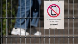 Nach dem Regierungswechsel: Ministerin Prien gegen private Handynutzung an Grundschulen
