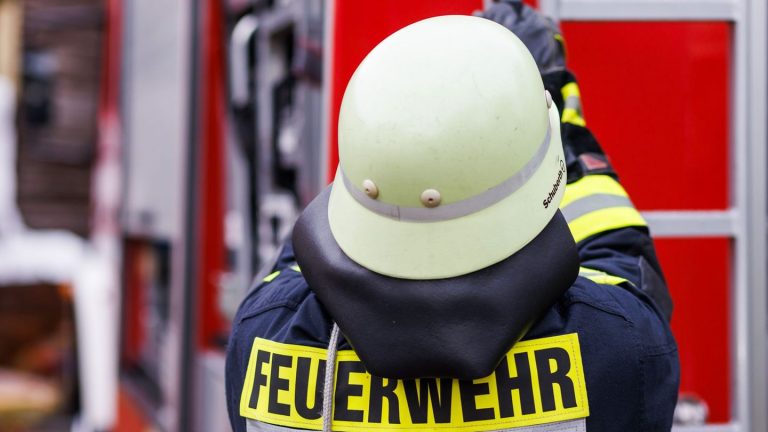Notfälle: Großbrand in Recyclingfirma - Löschen kann Tage dauern