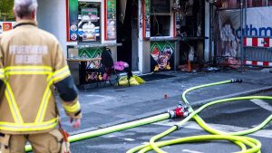 Feuer zerstört Imbiss: Nach Brand in Bremer Dönerladen: Ermittlungen dauern an