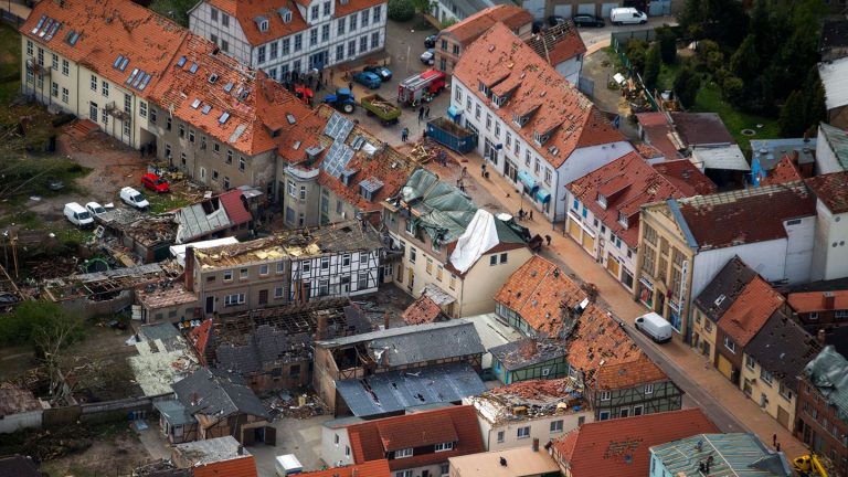 Erinnerung an Tornado: Bilder und Berichte erinnern an Tornado-Schäden in Bützow