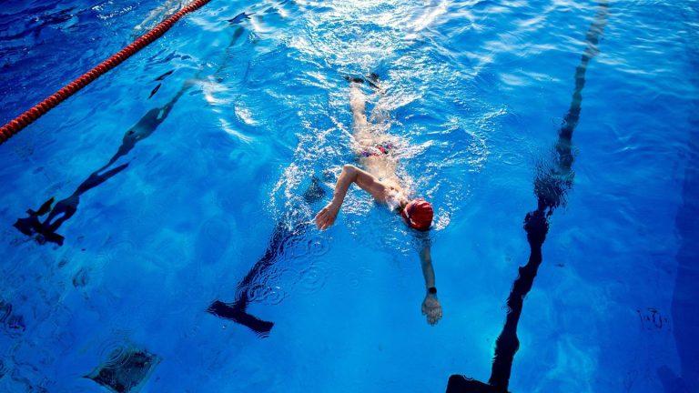 Notfälle: Gereizte Atemwege und Kopfschmerzen: Schwimmbad evakuiert