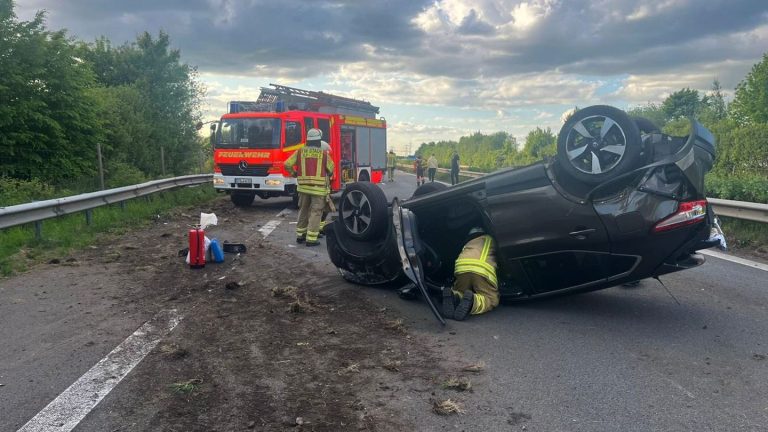 A 26: Mutter und einjähriges Kind bei Unfall schwer verletzt