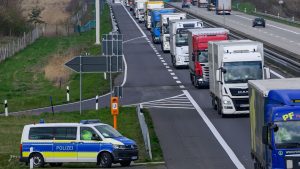 Polizei: Zahlreiche Verkehrsverstöße bei Lkws und Bussen