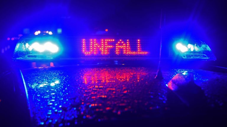 Unfälle: Auto gerät auf Bundesstraße in Gegenverkehr - vier Verletzte