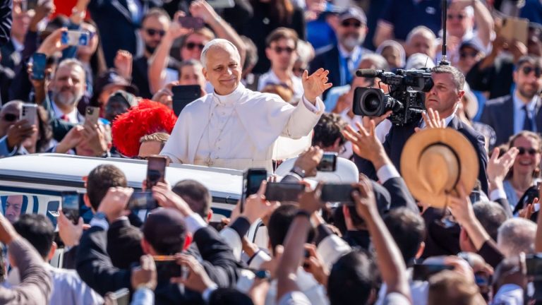 Amtseinführung in Rom: Papst mahnt zu Einigkeit und rügt Kapitalismus und Krieg