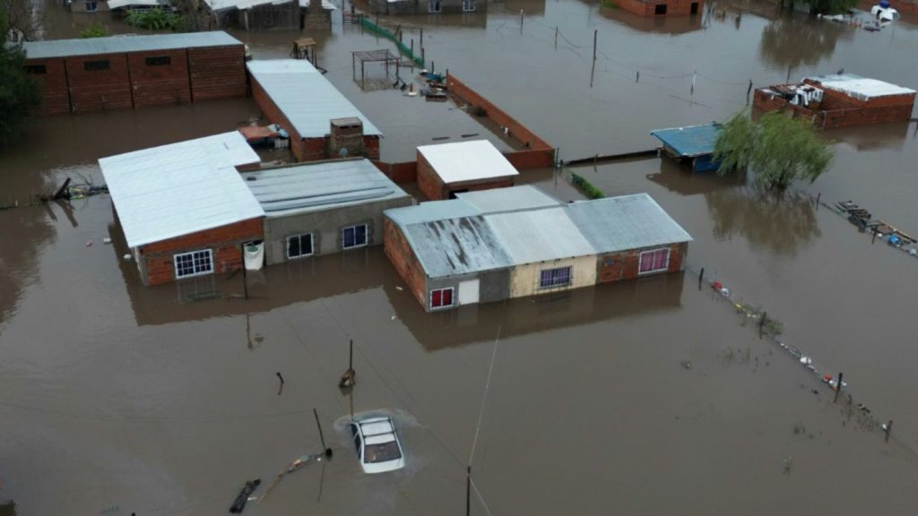 Hochwasser in argentinischer Provinz Buenos Aires - Tausende Menschen evakuiert