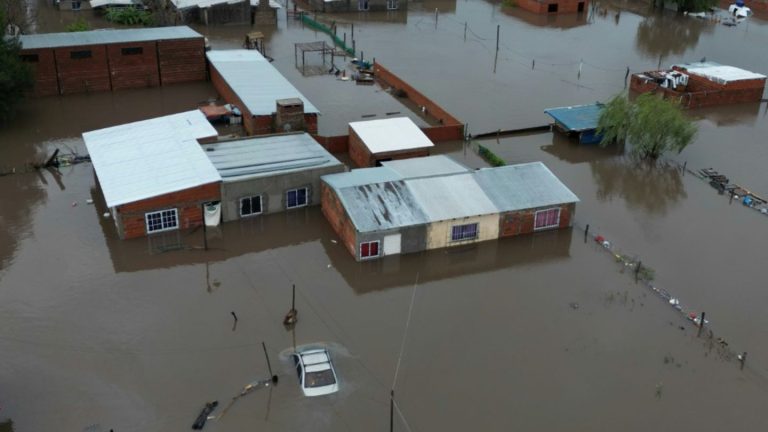 Hochwasser in argentinischer Provinz Buenos Aires - Tausende Menschen evakuiert