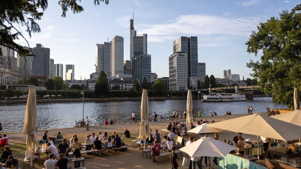 Gastgewerbe: Biergärten in Saison gestartet - Personal fehlt vielerorts