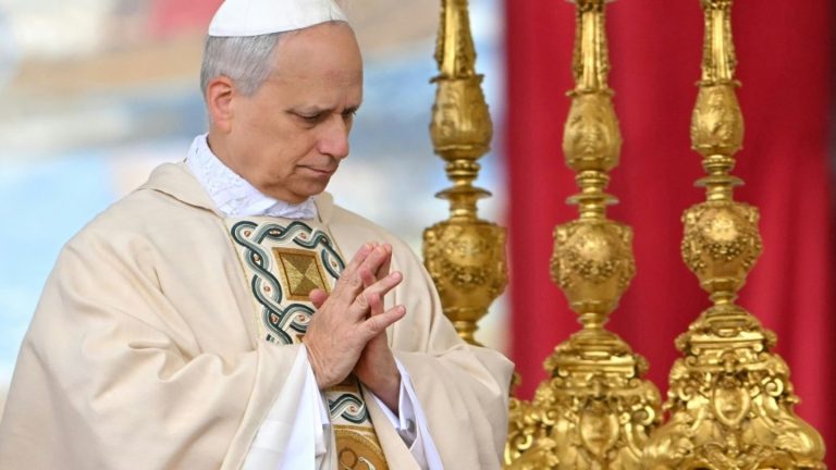 Papst Leo XIV. kritisiert bei offizieller Amtseinführung Umgang mit Ärmsten