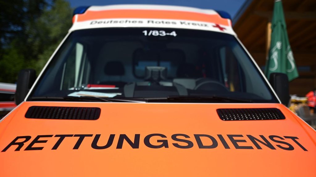 Rettungseinsatz: Arbeiter unter hohen Müllsäcken verschüttet - verletzt