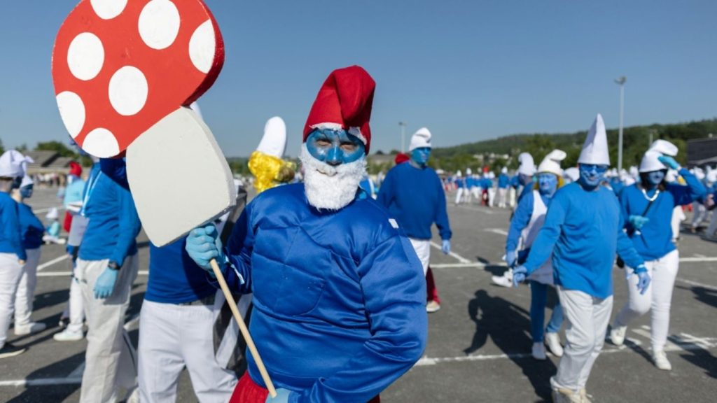 Neuer Weltrekord für größte Schlumpf-Versammlung in der Bretagne aufgestellt