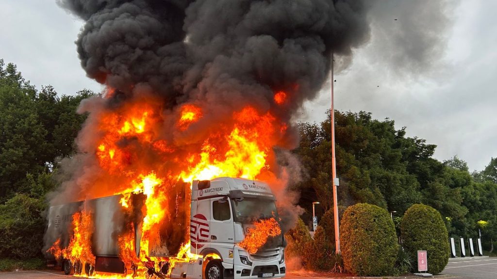 Ladung aus Milchprodukten: Geparkter Lkw brennt lichterloh