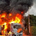 Ladung aus Milchprodukten: Geparkter Lkw brennt lichterloh