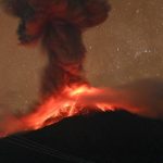 Feuerberg spuckt weiter Asche: Indonesien: Höchste Alarmstufe für Vulkan Lewotobi Laki-Laki