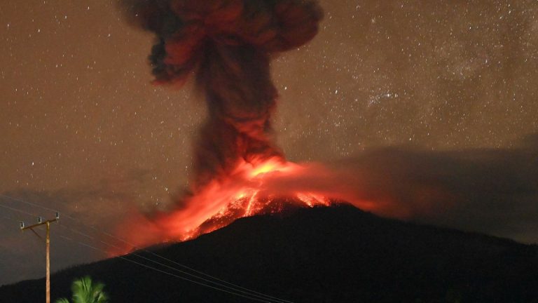 Feuerberg spuckt weiter Asche: Indonesien: Höchste Alarmstufe für Vulkan Lewotobi Laki-Laki
