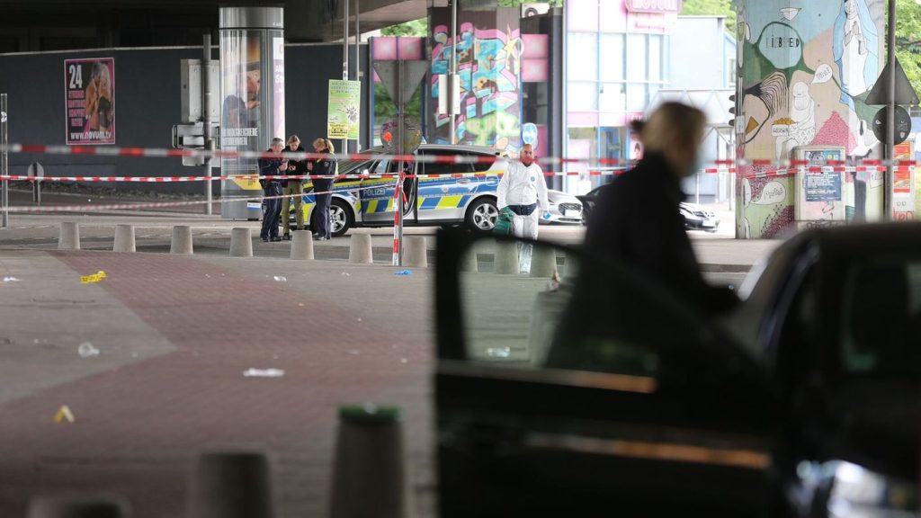 Ermittlungen: Nach Angriff auf fünf Menschen: Täter weiter auf der Flucht