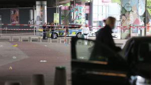 Ermittlungen: Nach Angriff auf fünf Menschen: Täter weiter auf der Flucht