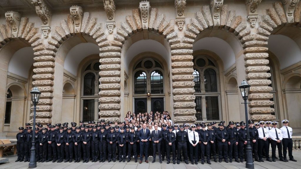 Innere Sicherheit: 141 Nachwuchskräfte für die Hamburger Polizei vereidigt