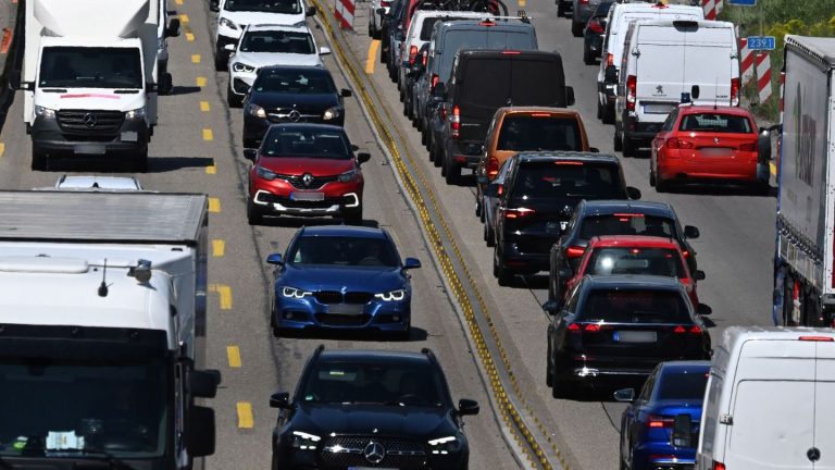 Survival-Guide für die Straße: Was man als Autofahrer im Stau tun und lassen sollte