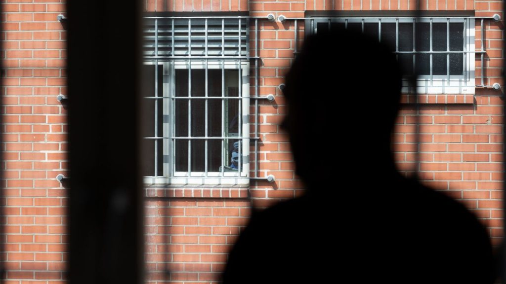 Fachkräftemangel: Pensionäre als Aufpasser für die Abschiebehaft