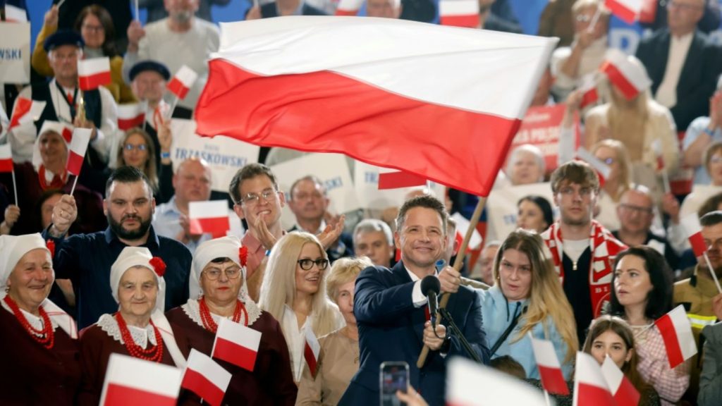 Präsidentenwahl in Polen: Pro-europäischer Kandidat Trzaskowski gewinnt erste Runde knapp