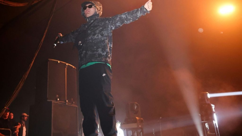 Hisbollah-Flagge bei Konzert: Ermittlungen gegen Mitglied von Rap-Gruppe Kneecap