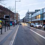 Saarbrücken: Passant an Bushaltestelle mit Messer bedroht