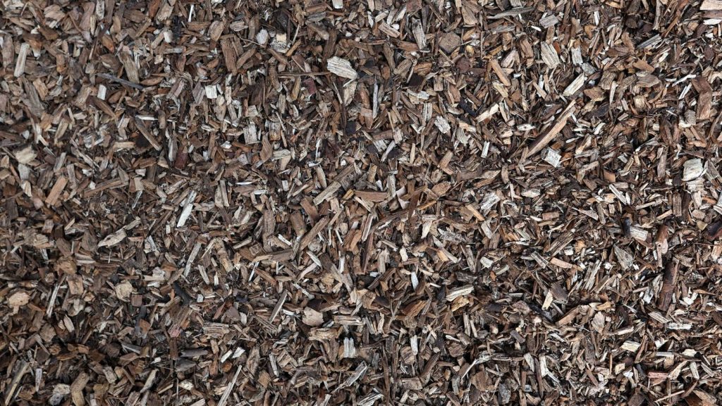 Feuer: Hunderte Tonnen Holzhackschnitzel in Brand geraten