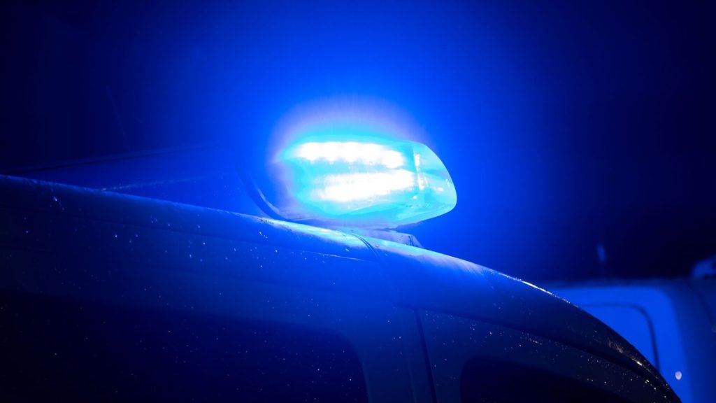 Unfall auf Landstraße: Autofahrer kommt von Fahrbahn ab - Schwer verletzt