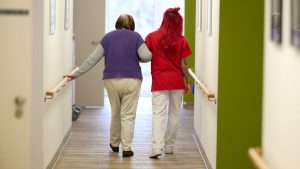 Pflegekosten: Krankenkasse warnt vor Beitragssteigerungen in der Pflege