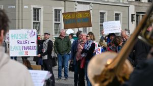 Finanzdebatte: Musikschulen protestieren mit Orchester vor Landtag